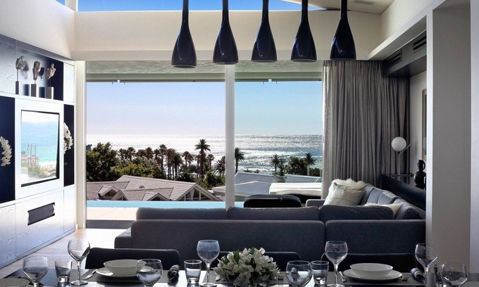 Camps Bay Apartamento | Impresionantes vistas al mar. Cerca de la mejor playa. Familia amigable. Criada a tiempo completo.