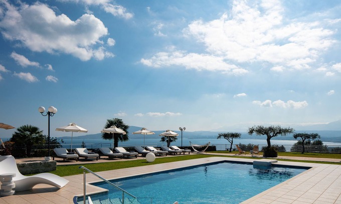 Sternes Villa | Impresionantes vistas al mar y total privacidad junto a las playas de Marathi y Loutraki.