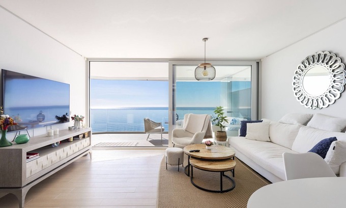 Costa del Sol Apartamento | Stunning Seafront Apartment in Carvajal Beach