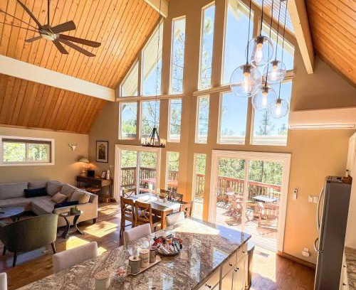 Lake Arrowhead Chalet De Esquí | Stunning secluded Creekside A-Frame gameroom
