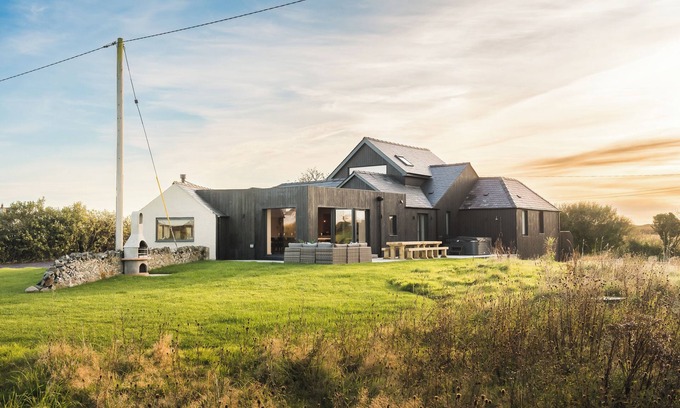 Llanfaelog Casa | Stunning six-bedroom property for up to 14 guests