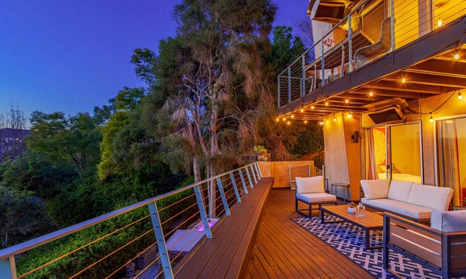 Silver Lake Casa | Stunning Skydeck Suite: 2-bedroom, ampitheater, hot tub, fully enclosed yard