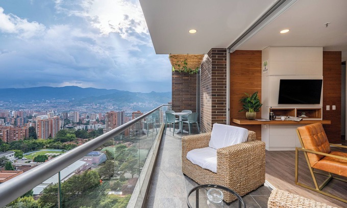 El Tesoro Apartamento | - ¡ Stunning Skyline View of El Poblado ! -