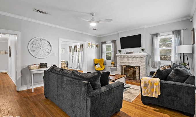 Caddo Heights-South Highlands Casa | Stunning, southern charm home w/ king bed