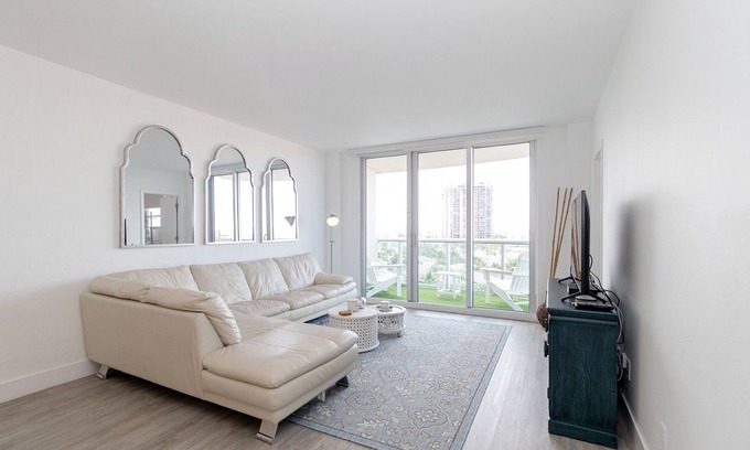Sunny Isles Beach Condominio | Stunning & Spacious Condo Across From Beach