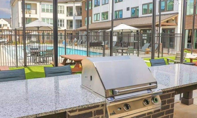 Sherman Apartamento | Stunning Studio apartment, KINGbed, gym, pool, washer dryer, WiFi,great location