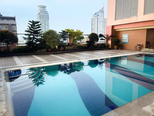 Ermita Apartamento | Stunning Sunset Retreat at Eton Bayview II 2pax