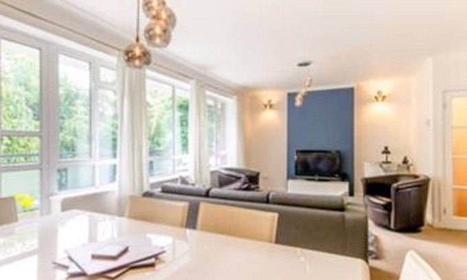 Finchley Church End Apartamento | Impresionante apartamento de dos dormitorios con vistas al Dollis Park / Stream.
