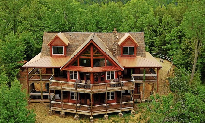 Gatlinburg - Pigeon Forge Cabina | Stunning Views & 4-King Suites, A Dog-Friendly Cabin with Stunning Views