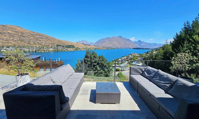 Frankton Casa | Stunning Views - Queenstown Townhouse