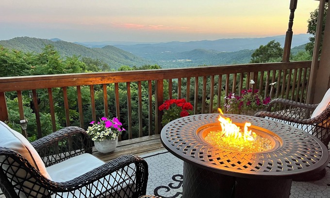 Asheville Casa | ¡Vistas impresionantes! Cubiertas grandes Escapada romántica Privacidad Aislada 3 millas de la ciudad