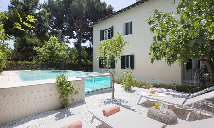 Glyfada Villa | Impresionante "Villa 1951" en Glyfada, a 300 metros de la playa