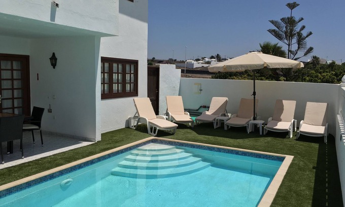 Puerto del Carmen Villa | Impresionante Villa Margarita. Excelente ubicación en Puerto del Carmen con vista al mar