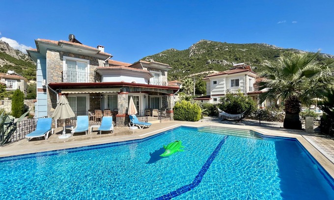 Fethiye Villa | Impresionante Villa en perfecto estado, piscina de 100m2 y Wi-Fi para familias