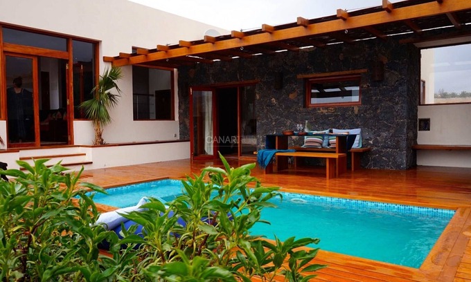 Pajara Apartamento | Casa San Luis: Elegante retiro con piscina climatizada y vistas al mar
