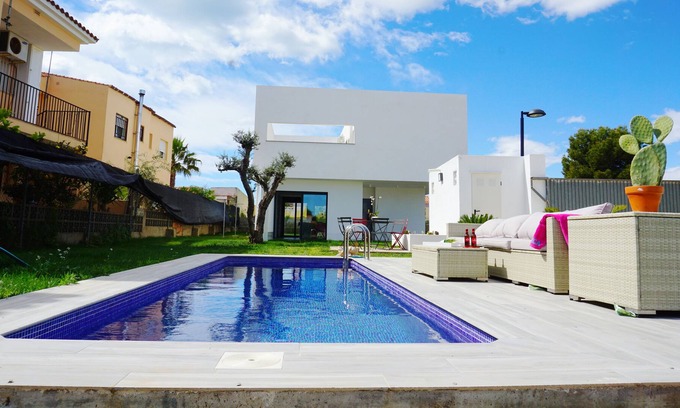 Vinaros Villa | Villa independiente con piscina privada para 6 personas con A/C y Wi-Fi
