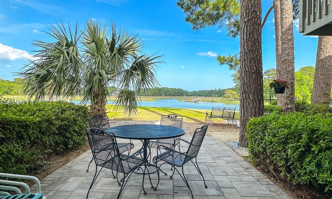 South Beach Condominio | STUNNING WATERFRONT VILLA WITH PRIVATE DOCK, BEACH, & SALTY DOG HILTON HEAD