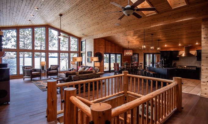 Hayward Cabina | Stunning Waterfront Modern Cabin inNational Forest Saturday/Saturday Wkly Rental