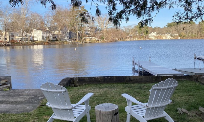 Amesbury Apartamento | Stunning waterfront retreat on lake Attitash- Dog friendly