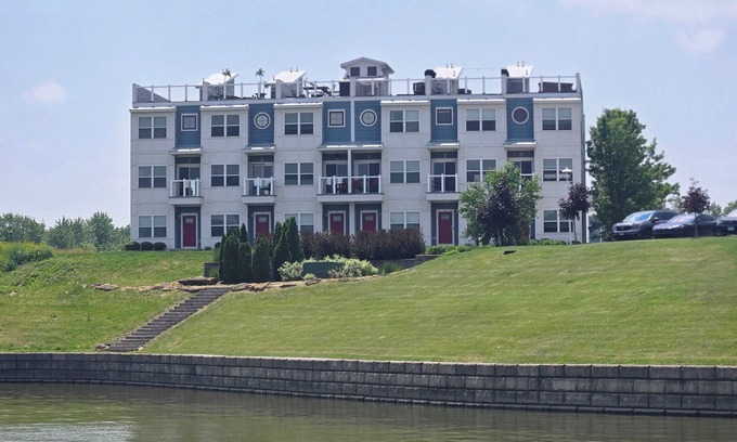Ottawa Casa | Stunning Waterfront Rooftop in Heritage Harbor Sleeps 10-11!