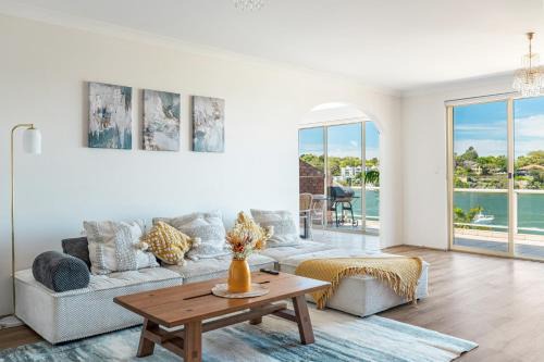 Abbotsford Casa | Stunning waterfront townhouse with shared swimpool, harbour view and free P
