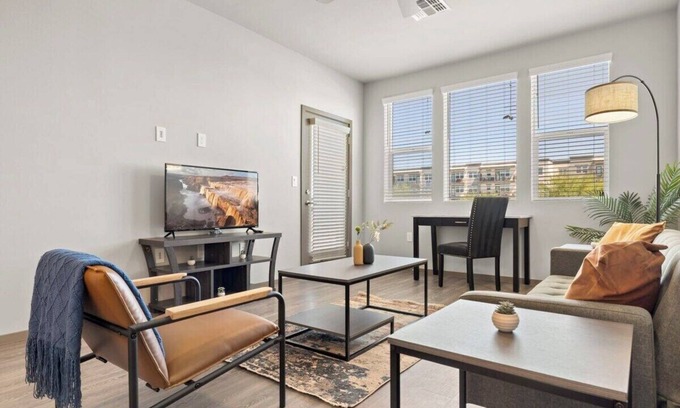 Glendale Sports and Entertainment District Apartamento | Stunning Westgate CozySuites by stadium w/pool 9