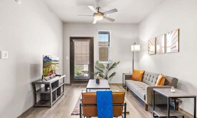 Glendale Sports and Entertainment District Apartamento | Stunning Westgate CozySuites by stadium w/pool 3