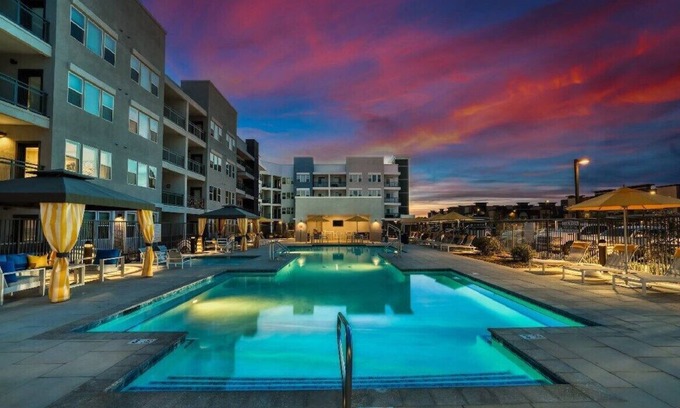 Glendale Sports and Entertainment District Apartamento | Stunning Westgate CozySuites by stadium with pool 5