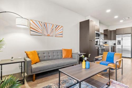 Glendale Sports and Entertainment District Apartamento | Stunning Westgate CozySuites by stadium w/pool 11