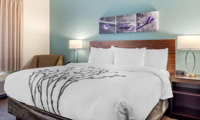 Newnan Casa | Stunningly Appointed Room with Home Comforts!