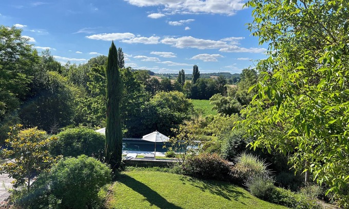 Verteillac Casa | Stunningly stylish family venue with huge Iiving space, pool & outdoor kitchen