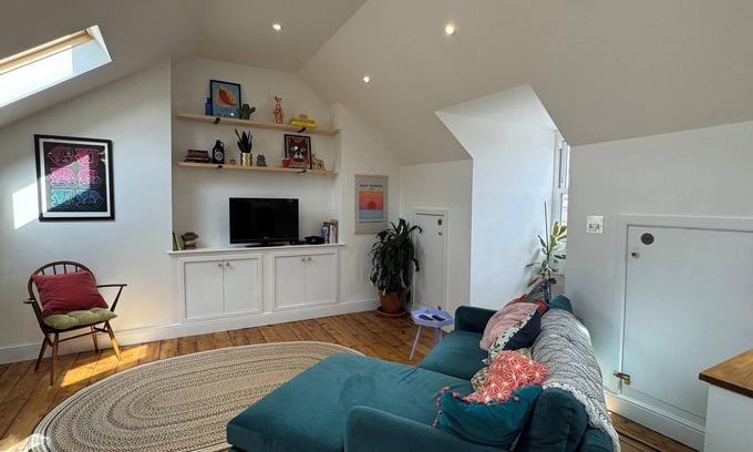 Clapton Apartamento | Stunningly Vibrant 1BD Flat, Lower Clapton
