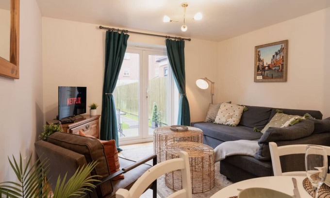 Chester Casa | Stylish Pet Friendly 2 BR Home, with Free Parking - 10 minutes from Chester City Centre