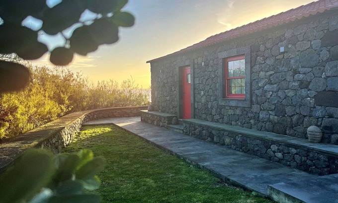 Calheta Casa | Stylish 1 Bedroom Stone House On Ocean Front - São Jorge, Azores (Bela Lua)