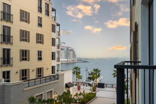 Dubai Apartamento | Stylish 1BR Apartment in La Mer Dubai with Balcony and Partial Marina Views