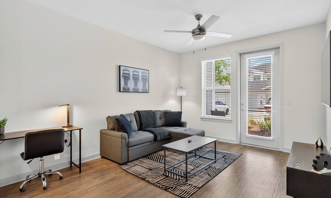 Arlington Apartamento | Stylish 1BR Apt/King Bed/ Pool/Close to Beach