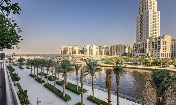 Dubai Apartamento | Stylish 1BR | City & Creek Views, Near Downtown Dining & Attractions