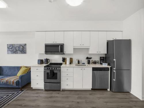 Rosemount Casa | Stylish 1BR Condo in Prime Location with Parking and Wi Fi