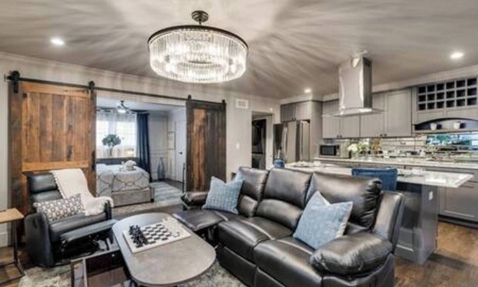 Peak's Suburban Addition Condominio | Luxury Condo in Quiet Residential Neighborhood