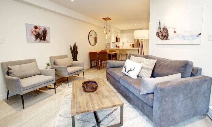 Whistler Creekside Condominio | Stylish 1BR-King:Sleeps 6 Comfortably,Hot Tub, Pool & Near Everything-!