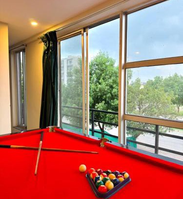 Bahria Town Apartamento | Stylish 1BR Retreat with Pool Table