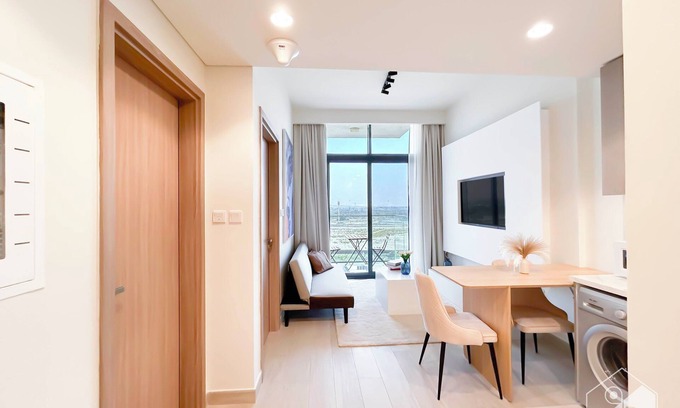Nad Al Sheba Apartamento | Stylish 1BR with Balcony in Azizi Riviera