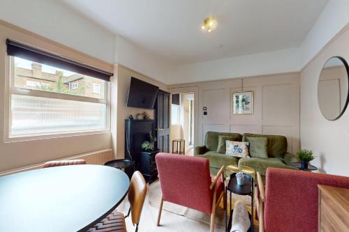 Moffat Casa | Stylish 2-Bed Cottage with Courtyard Garden Near South Ealing Tube Station