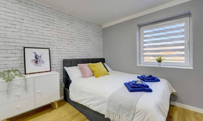 Rugby Casa | Stylish 2 bed house with parking in rugby