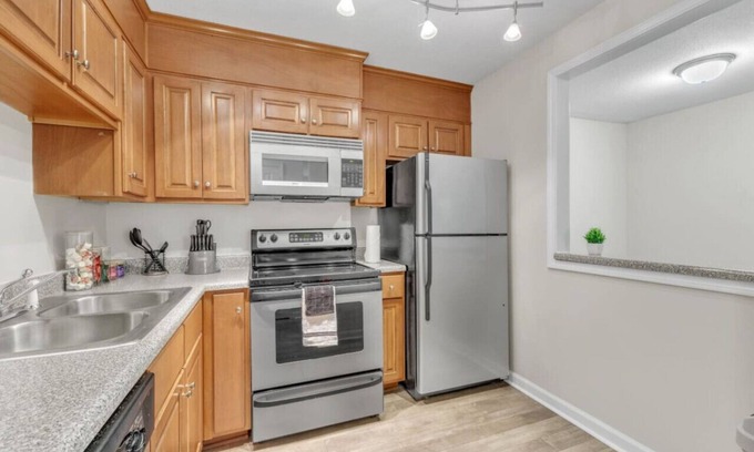 Crabtree Apartamento | Stylish 2 Bed Suite—in Crabtree Valley Raleigh!