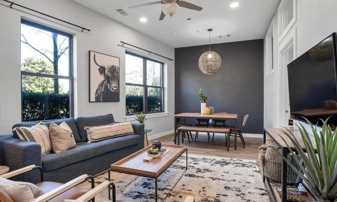 Hillsboro Village Casa | STYLISH 2 Bedroom 3 Bed Near Restaurants and Vandy