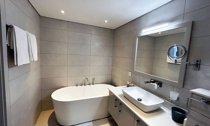 Pointe aux Canonniers Apartamento | Stylish 2 Bedroom Apartment in Pereybere, close to the beach and amenities.
