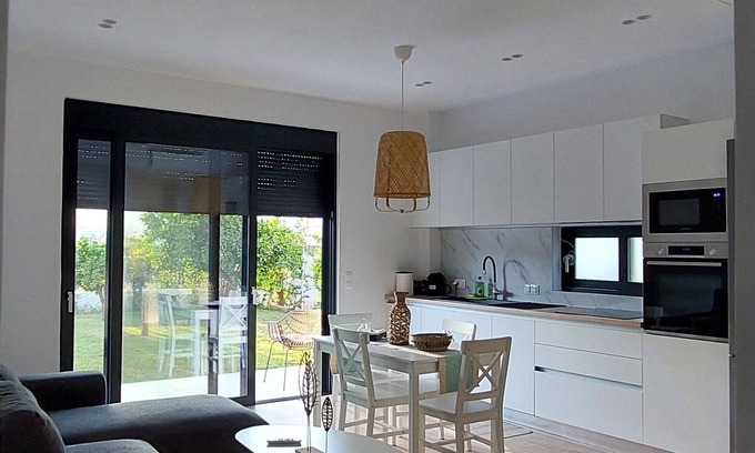 Katakali Cabaña | Stylish 2-bedroom apartment. Ideal for a family of 4 or 5; or for two couples.