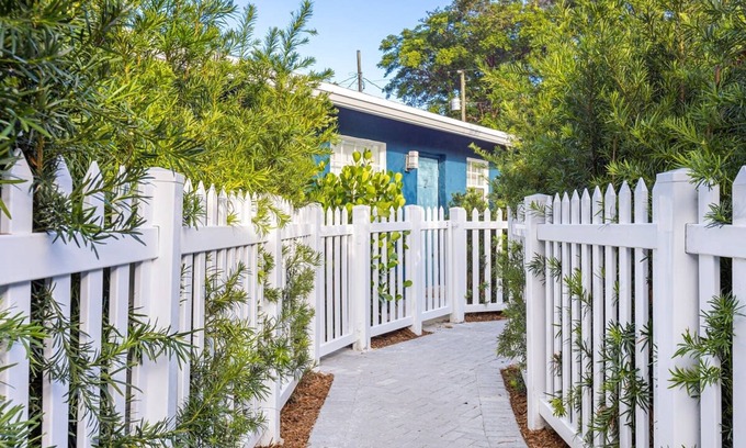 Sailboat Bend Apartamento | Stylish 2 BR Condo - Free Parking on Premises