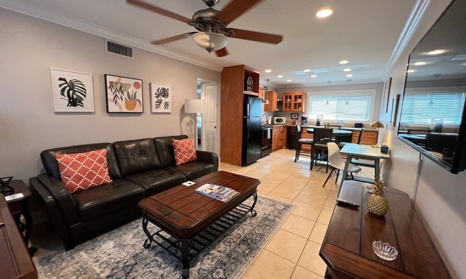 Highlands - Perkins Apartamento | Stylish 2 br near LSU and pool laundry